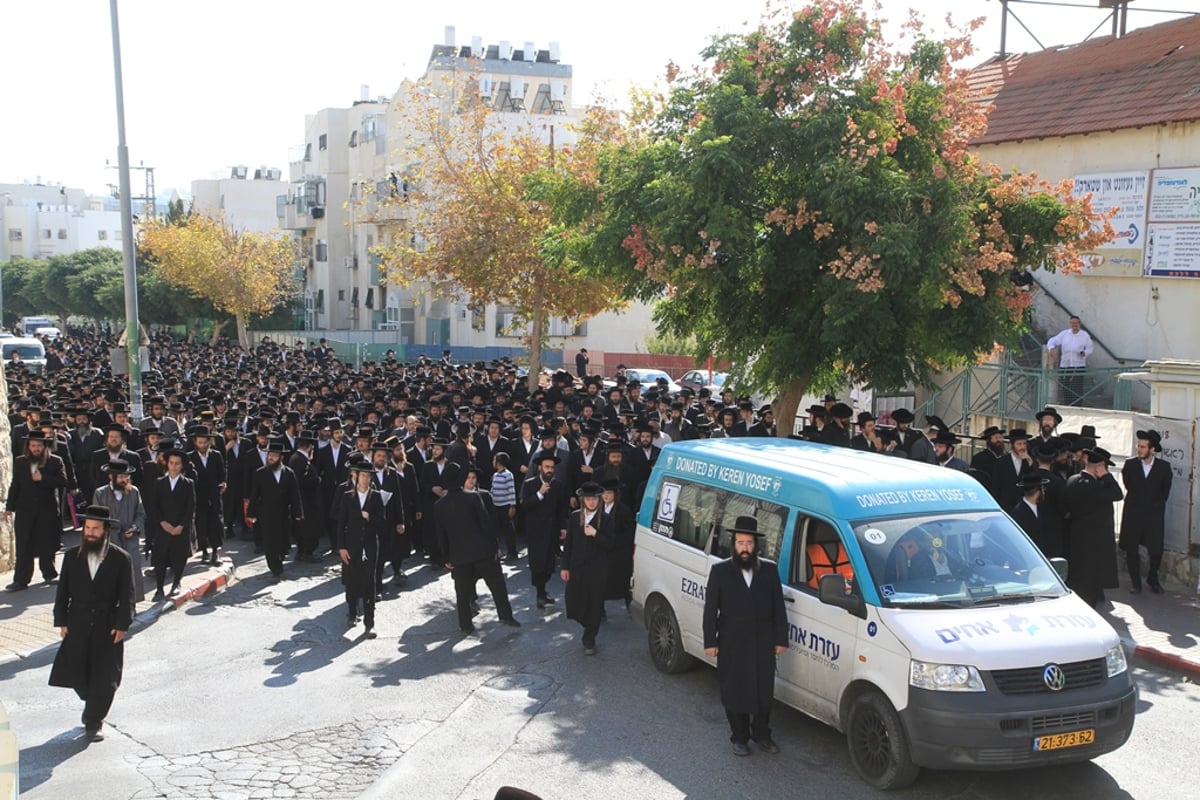 תיעוד דומע: אלפים ליוו למנוחות את הרב אלתר קויפמן ז"ל