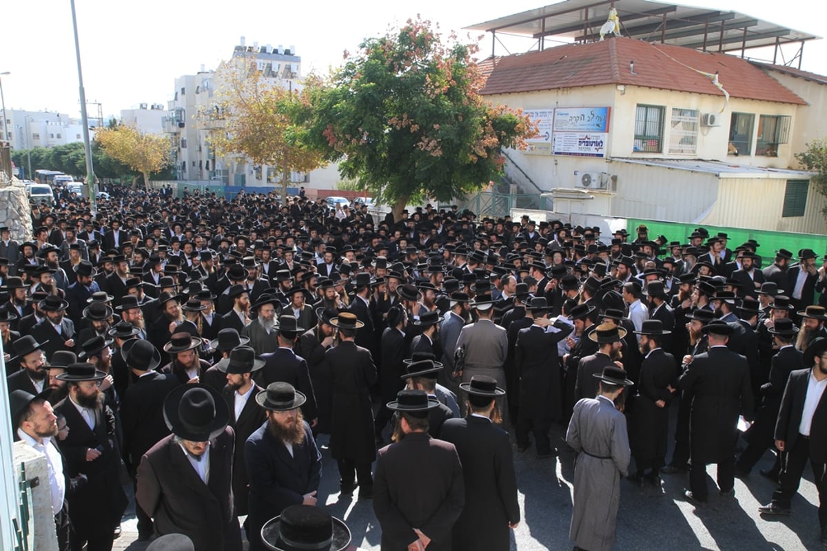 תיעוד דומע: אלפים ליוו למנוחות את הרב אלתר קויפמן ז"ל