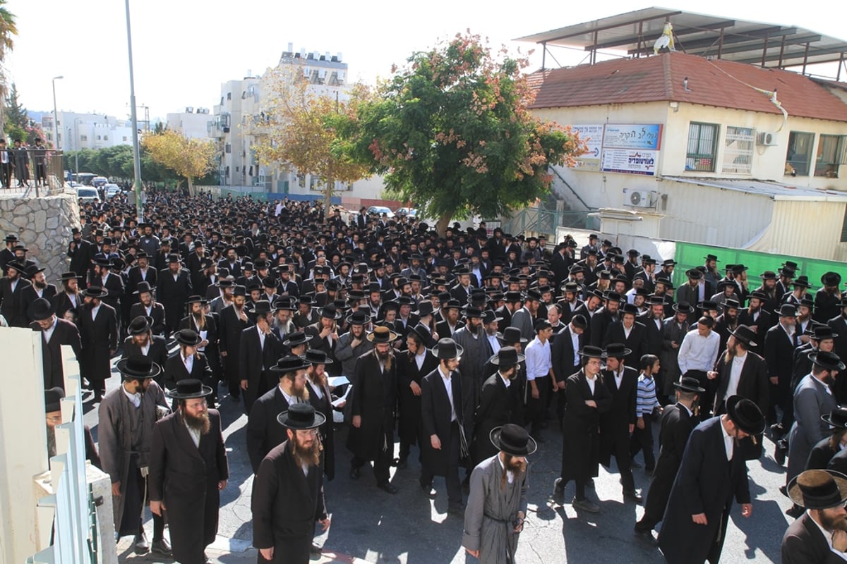 תיעוד דומע: אלפים ליוו למנוחות את הרב אלתר קויפמן ז"ל