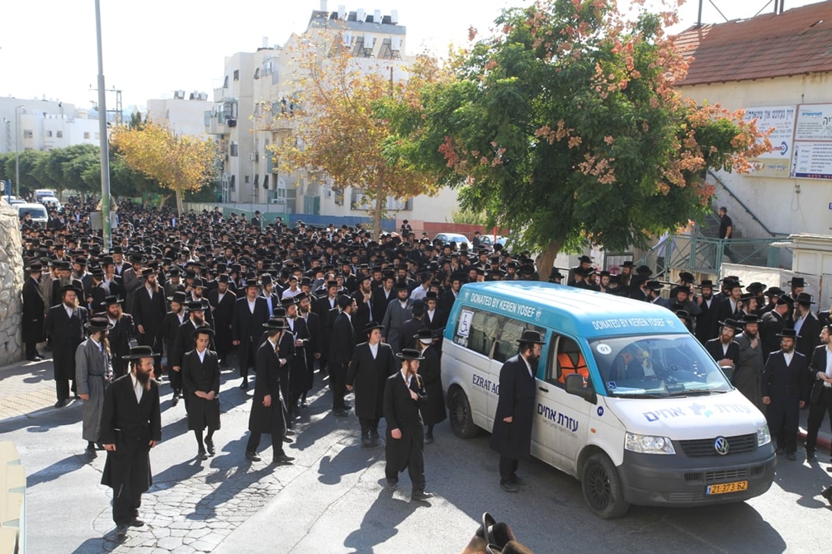 תיעוד דומע: אלפים ליוו למנוחות את הרב אלתר קויפמן ז"ל