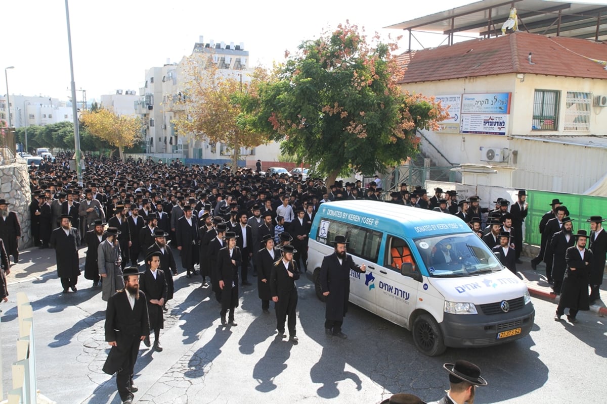 תיעוד דומע: אלפים ליוו למנוחות את הרב אלתר קויפמן ז"ל