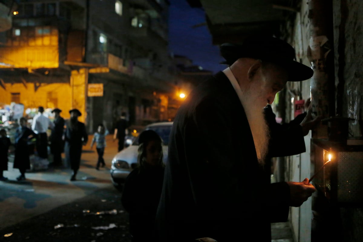 להדליק נר של חנוכה עם שאל ורעלה • תיעוד ממאה שערים