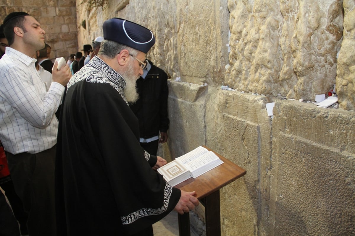 תיעוד: הראשון לציון בהדלקת נר ראשון של חנוכה בכותל המערבי