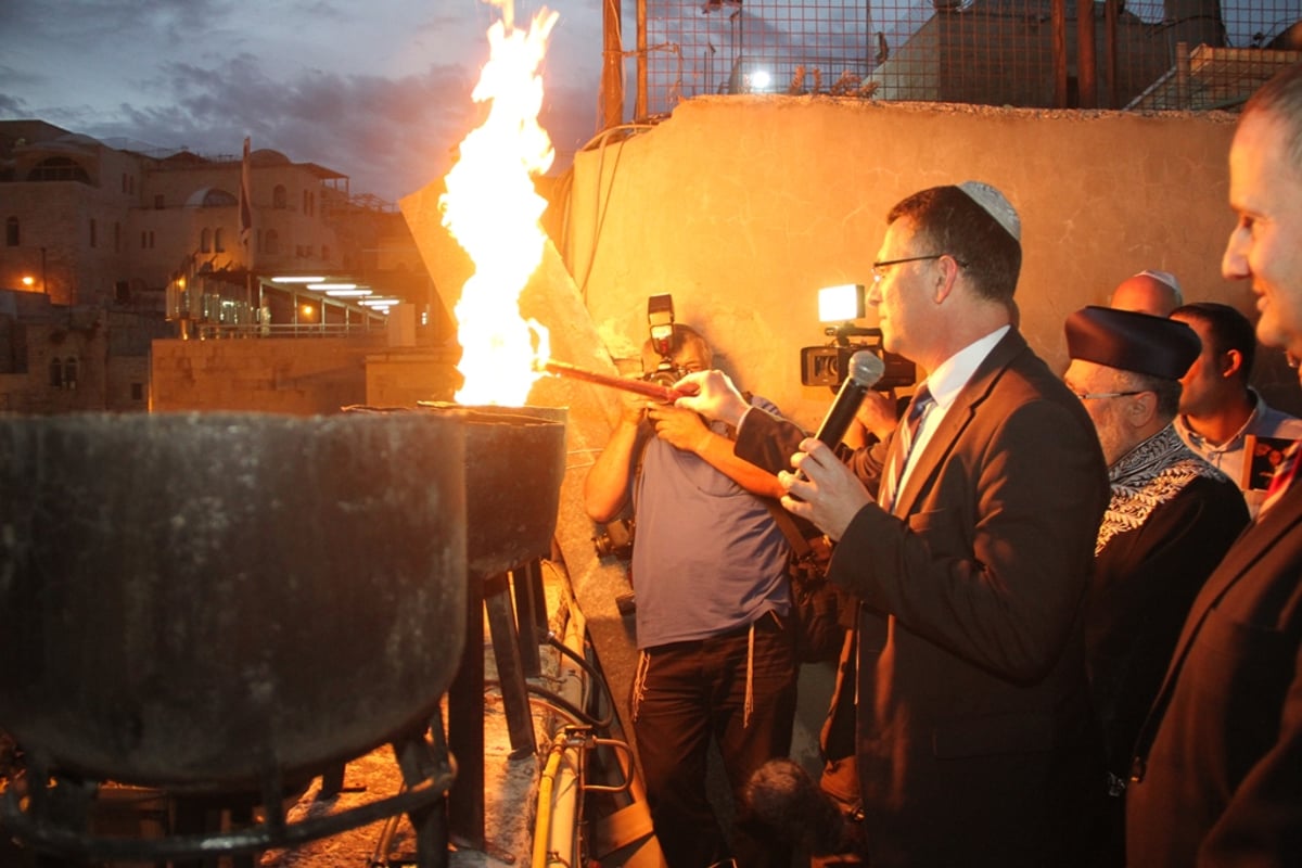 תיעוד: הראשון לציון בהדלקת נר ראשון של חנוכה בכותל המערבי