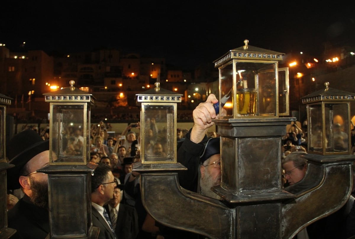 תיעוד: הראשון לציון בהדלקת נר ראשון של חנוכה בכותל המערבי