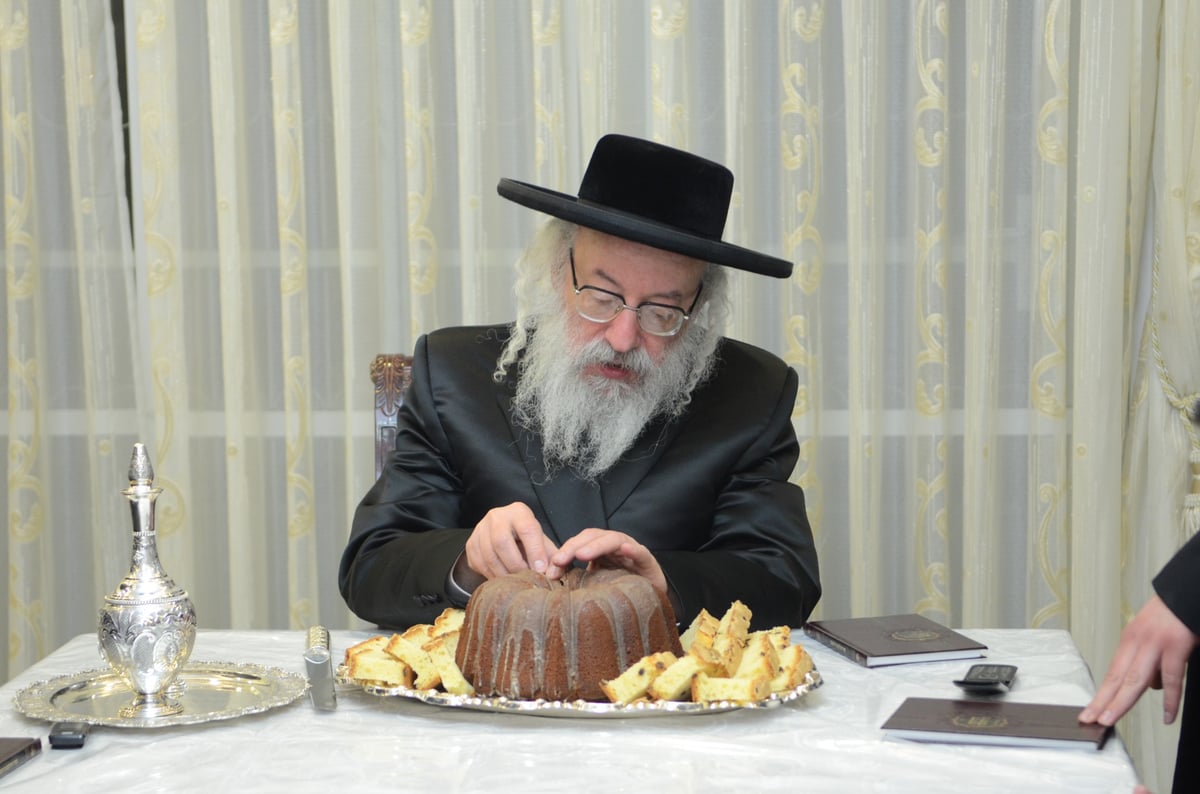 נרות בחצרות קודשך: חג החנוכה עם גדולי ישראל