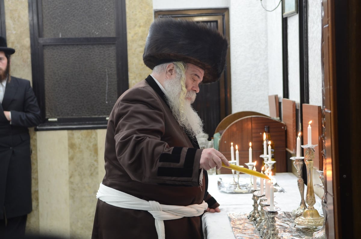 נרות בחצרות קודשך: חג החנוכה עם גדולי ישראל