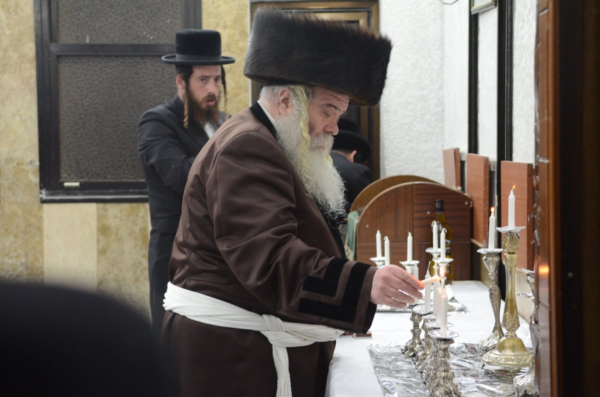 נרות בחצרות קודשך: חג החנוכה עם גדולי ישראל