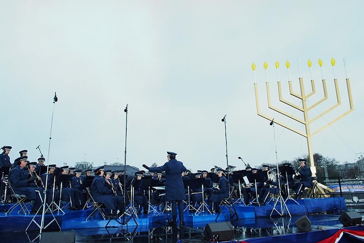 תחת קור מקפיא: הדלקת נרות חנוכה בחצר הבית הלבן