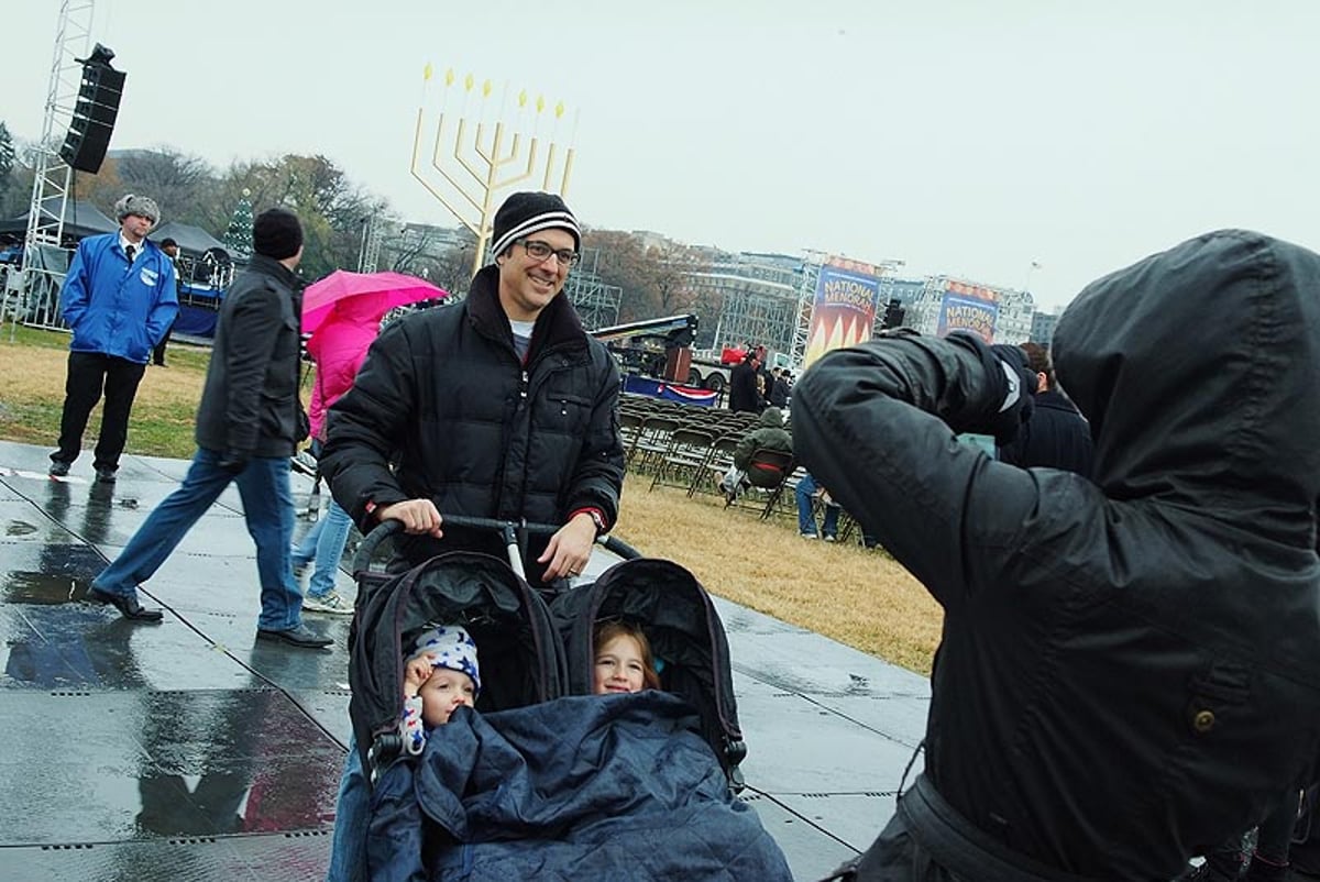 תחת קור מקפיא: הדלקת נרות חנוכה בחצר הבית הלבן