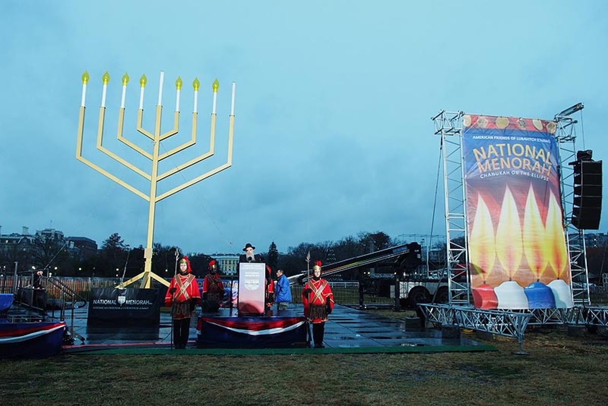 תחת קור מקפיא: הדלקת נרות חנוכה בחצר הבית הלבן