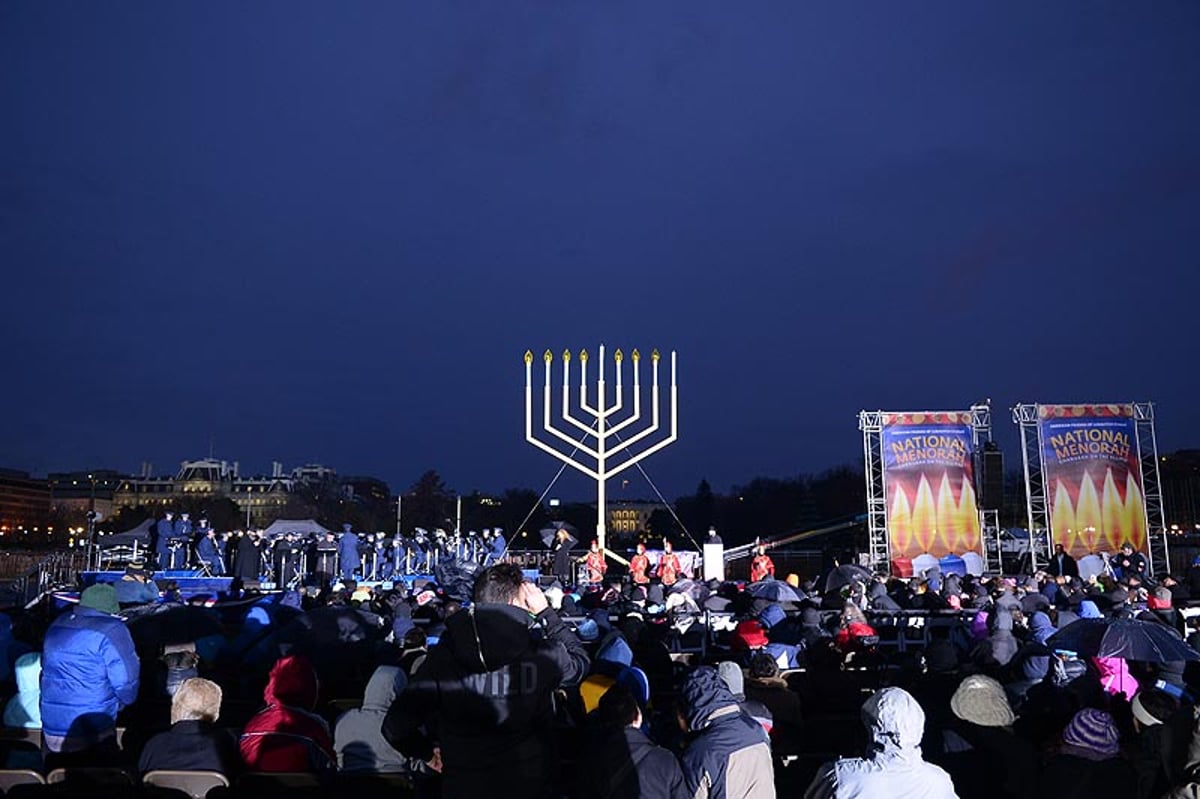 תחת קור מקפיא: הדלקת נרות חנוכה בחצר הבית הלבן