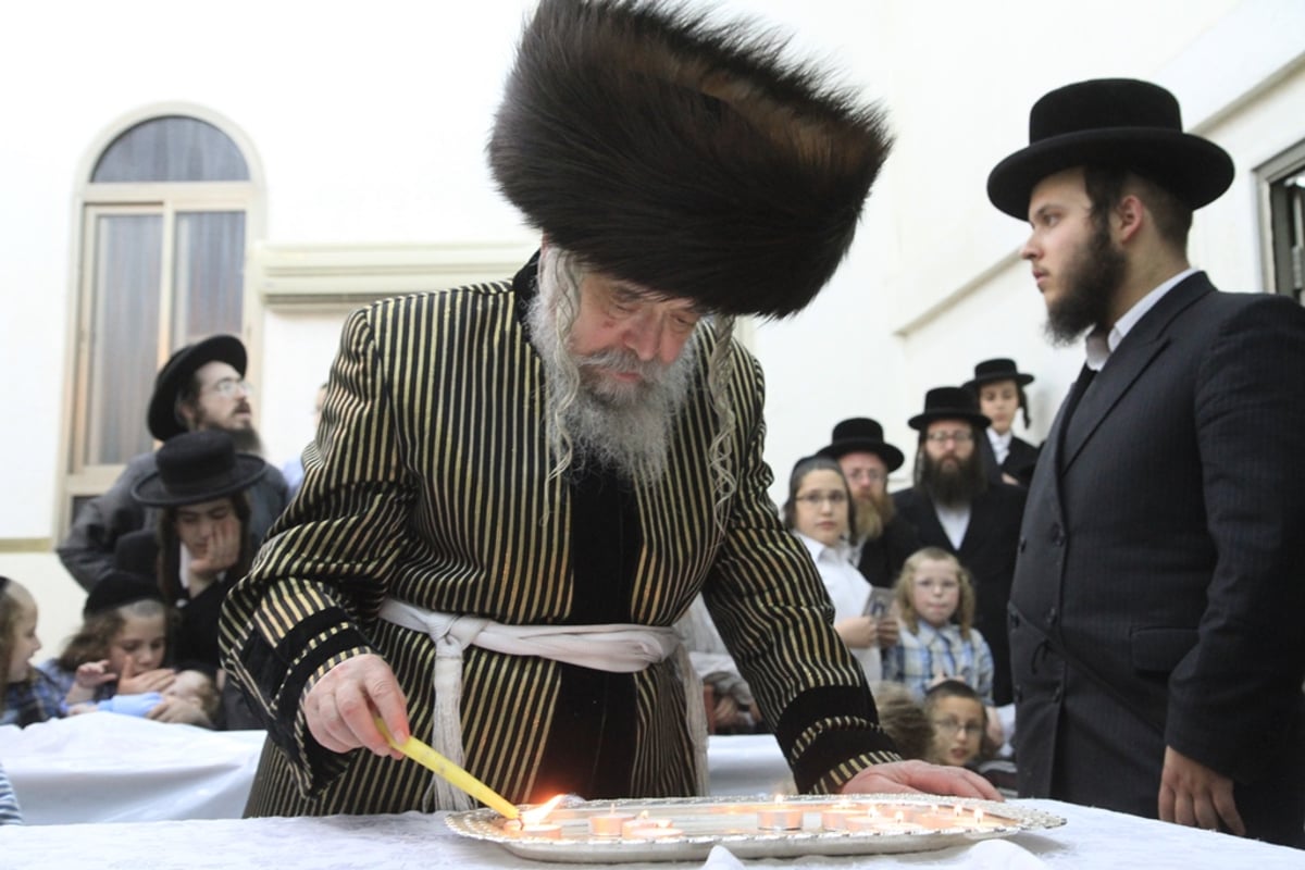 תיעוד: הדלקת נר חנוכה בקרטשניף סיגעט בבית שמש