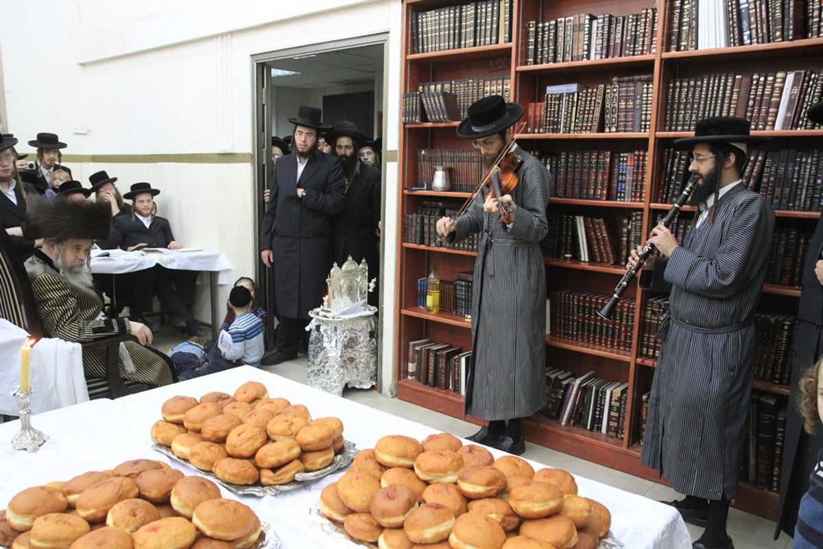 תיעוד: הדלקת נר חנוכה בקרטשניף סיגעט בבית שמש