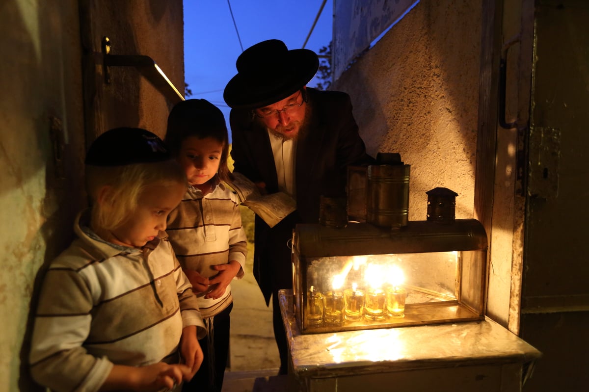 הנרות הללו • גלריה ירושלמית