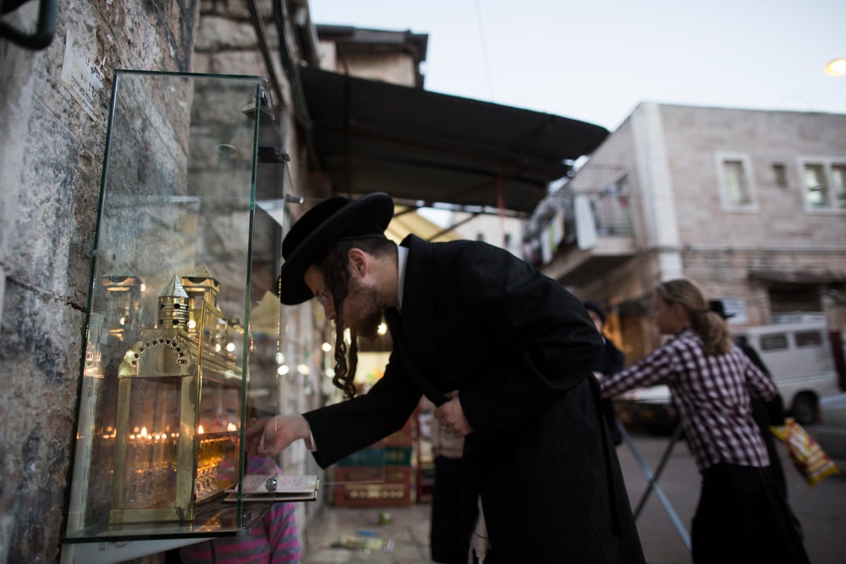 הנרות הללו • גלריה ירושלמית