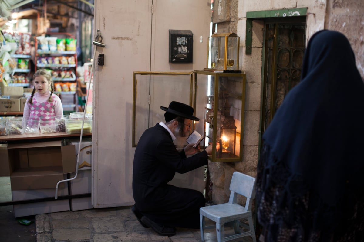 הנרות הללו • גלריה ירושלמית