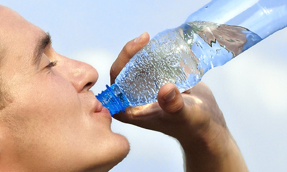 שתייה מבקבוק או מכוס פלסטיק גורמת למיגרנות