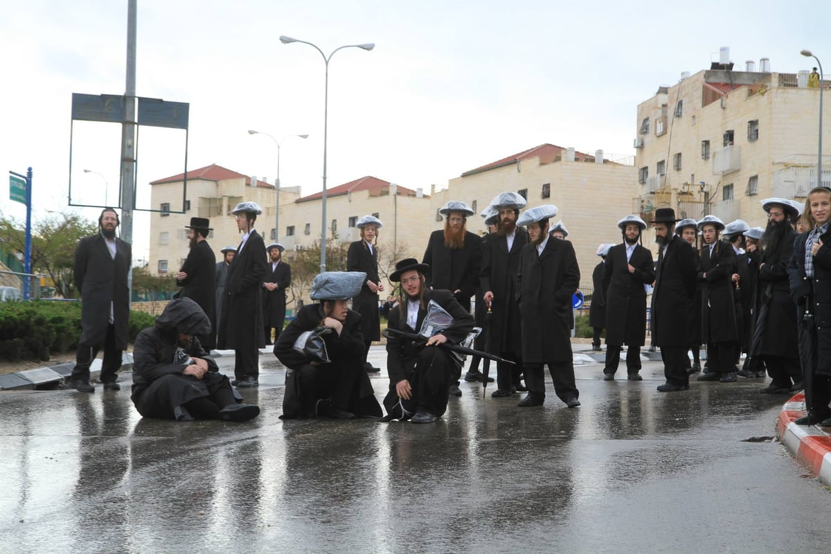 גשם ו"גיוועלד" • תיעוד מסכם מההפגנה נגד מעצר תלמידי הישיבה