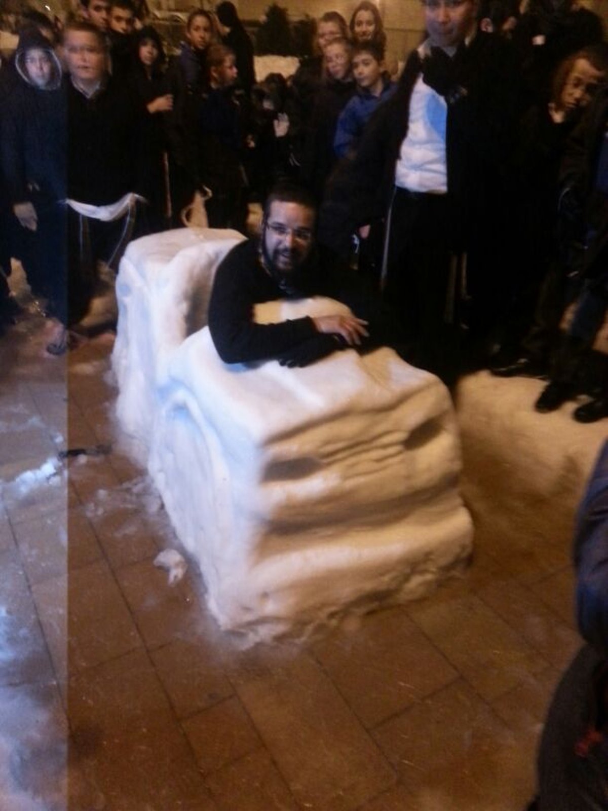 מדהים: האמן החרדי מוטי הלר פיסל דמויות בשלג