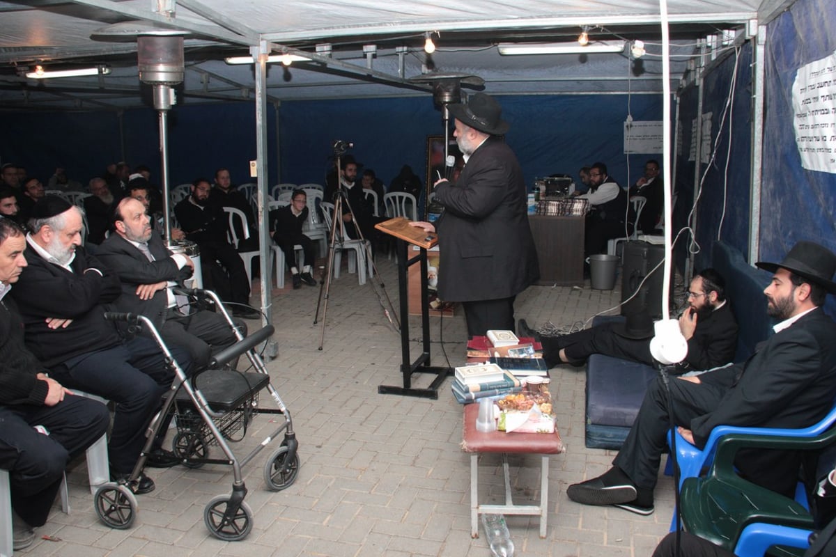 צפו: ניחום אבלים בבית הרב בנימין בצרי זצוק"ל