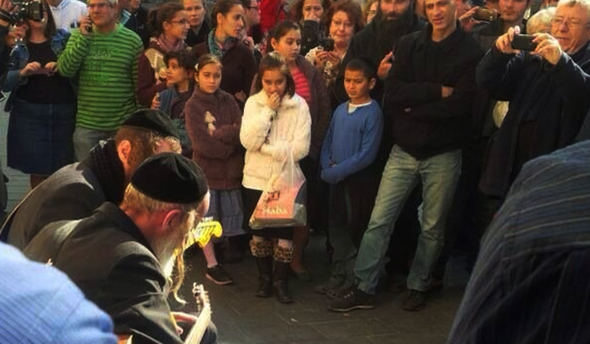 האחים גת מנגנים ברחובה של עיר, בשישי האחרון