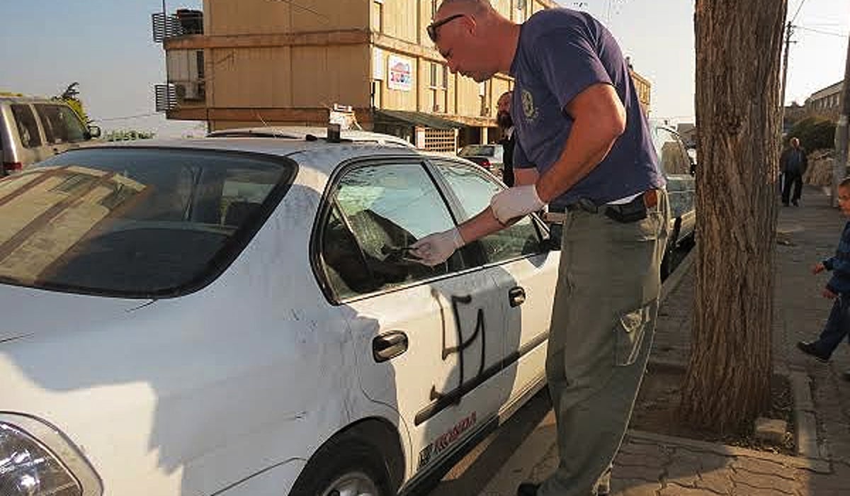 צפת: אלמוני ריסס צלבי קרס על רכבים