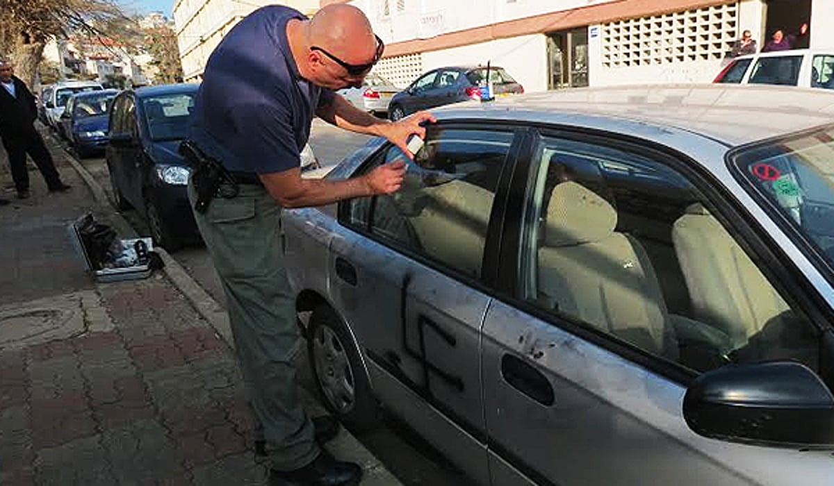 צפת: אלמוני ריסס צלבי קרס על רכבים