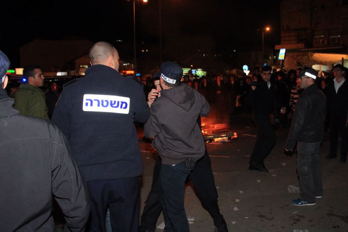 תיעוד: מאות הפגינו נגד סגירת בית העלמין סנהדריה