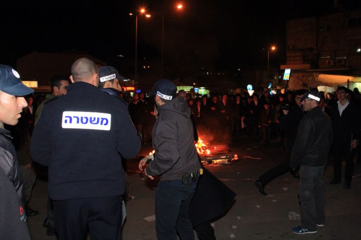 תיעוד: מאות הפגינו נגד סגירת בית העלמין סנהדריה