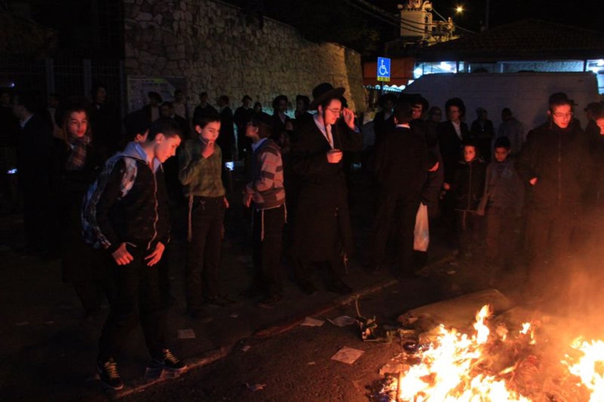 תיעוד: מאות הפגינו נגד סגירת בית העלמין סנהדריה