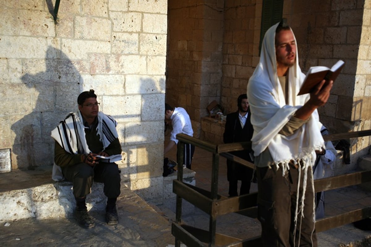 מתפלל בקבר שמואל הנביא. אילוסטרציה