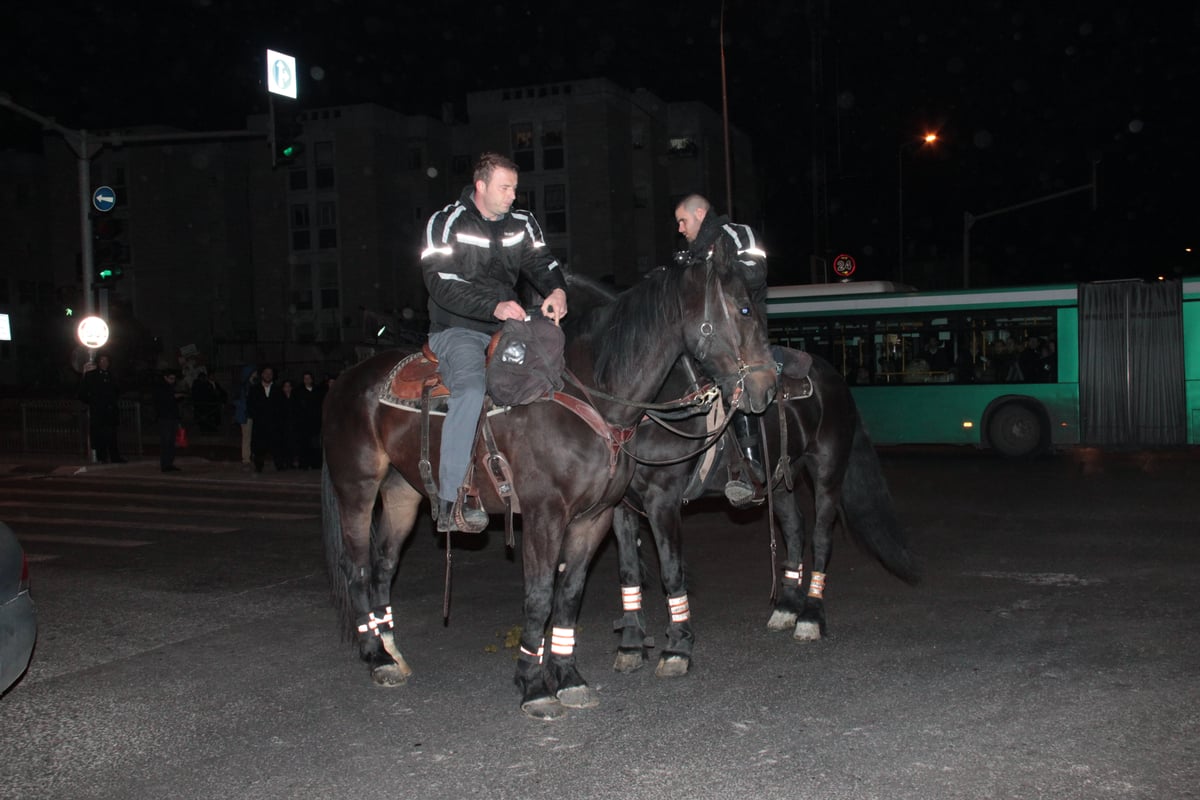 המצור על ציון הגר"ע יוסף: כך נבלמו המתפללים  • צפו