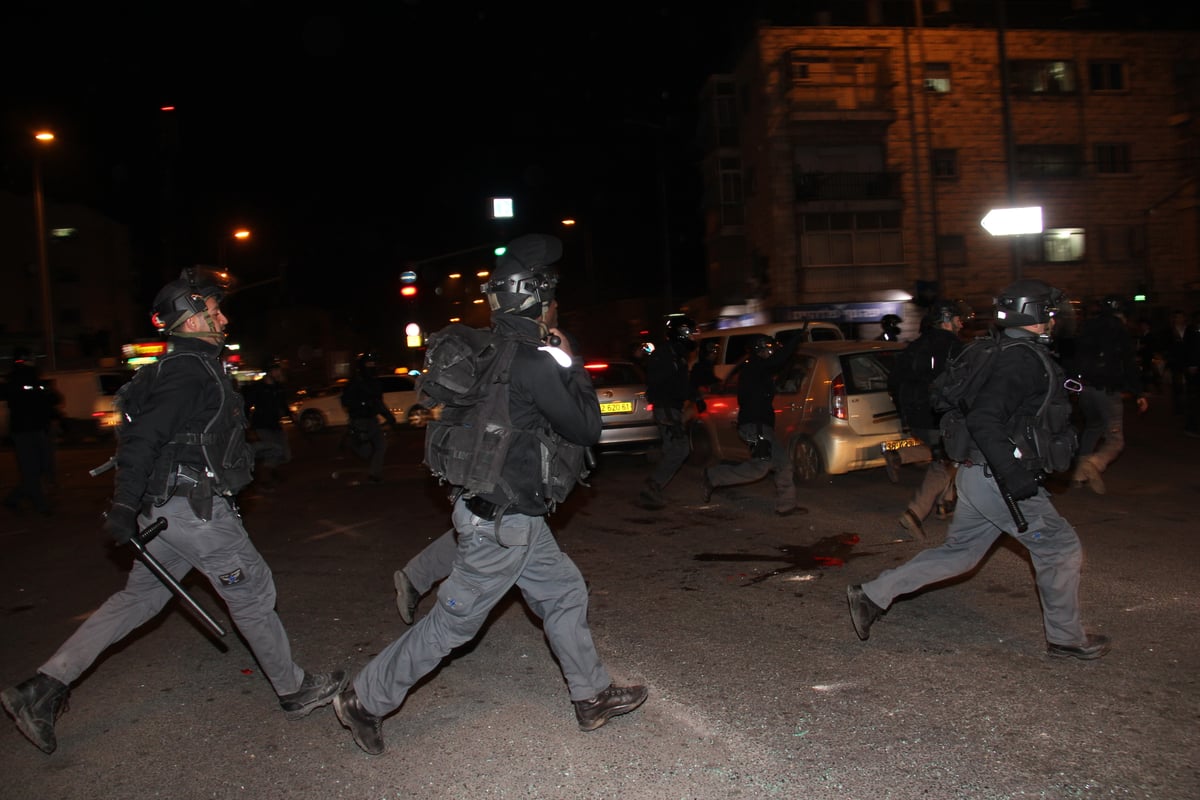 המצור על ציון הגר"ע יוסף: כך נבלמו המתפללים  • צפו