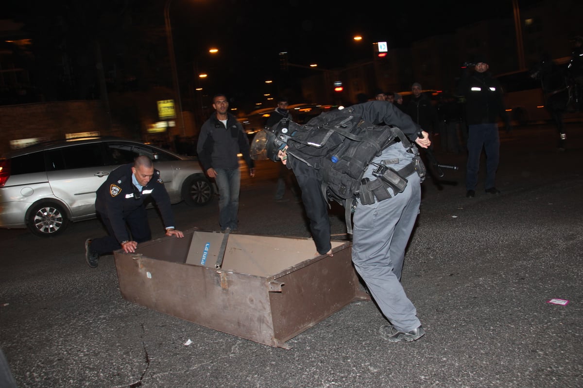 המצור על ציון הגר"ע יוסף: כך נבלמו המתפללים  • צפו