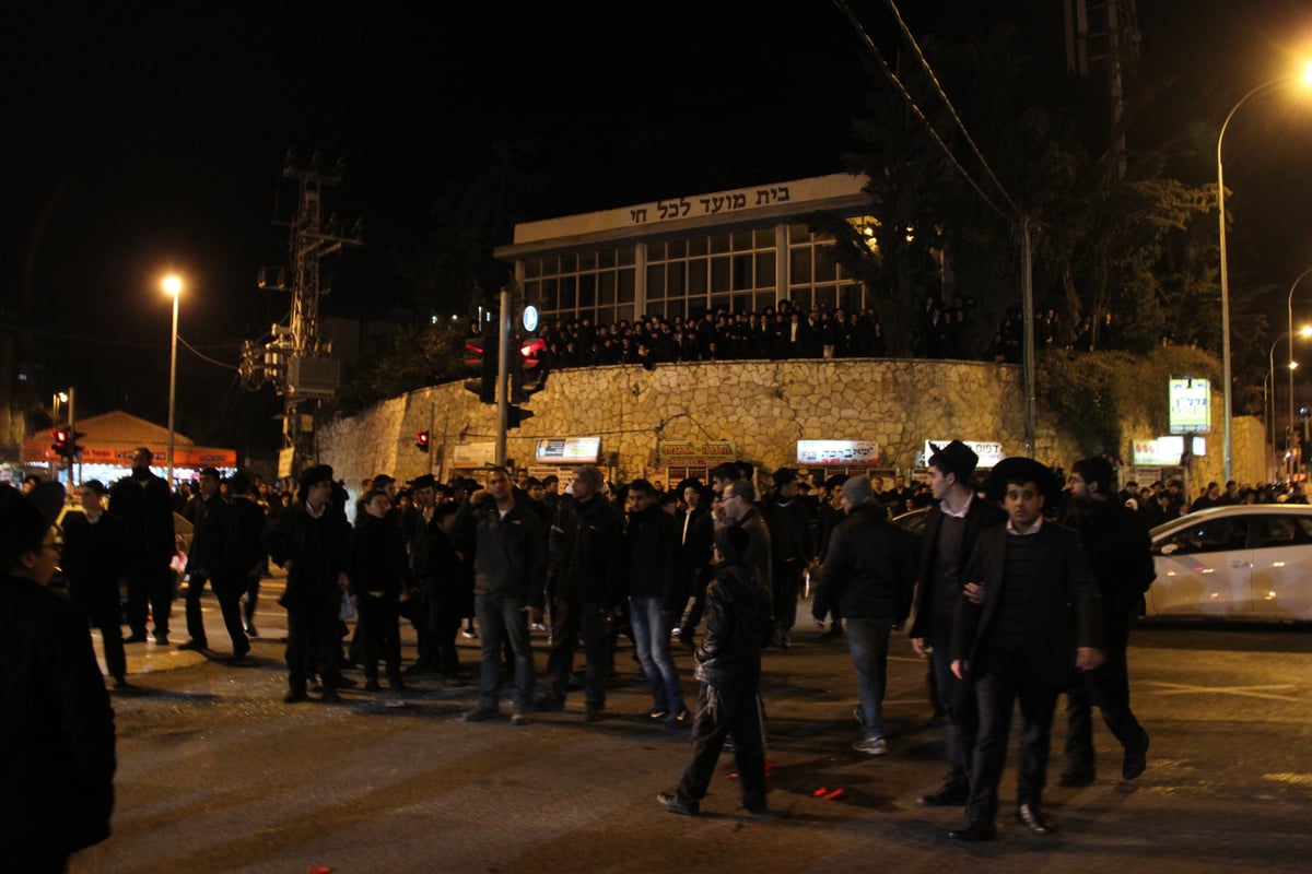 המצור על ציון הגר"ע יוסף: כך נבלמו המתפללים  • צפו