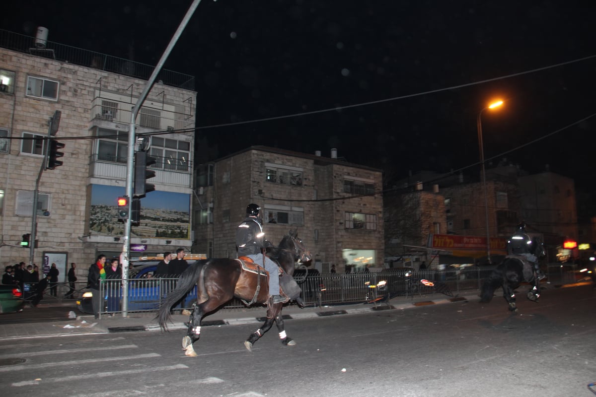 המצור על ציון הגר"ע יוסף: כך נבלמו המתפללים  • צפו