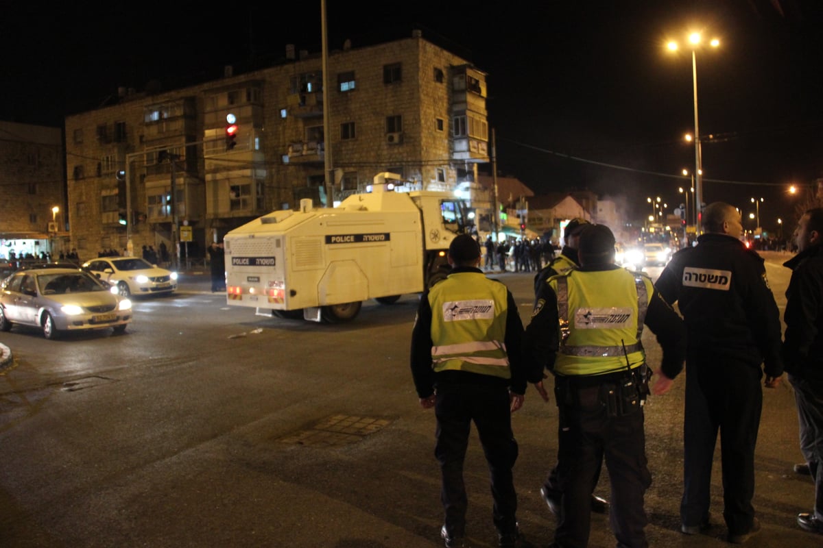 המצור על ציון הגר"ע יוסף: כך נבלמו המתפללים  • צפו