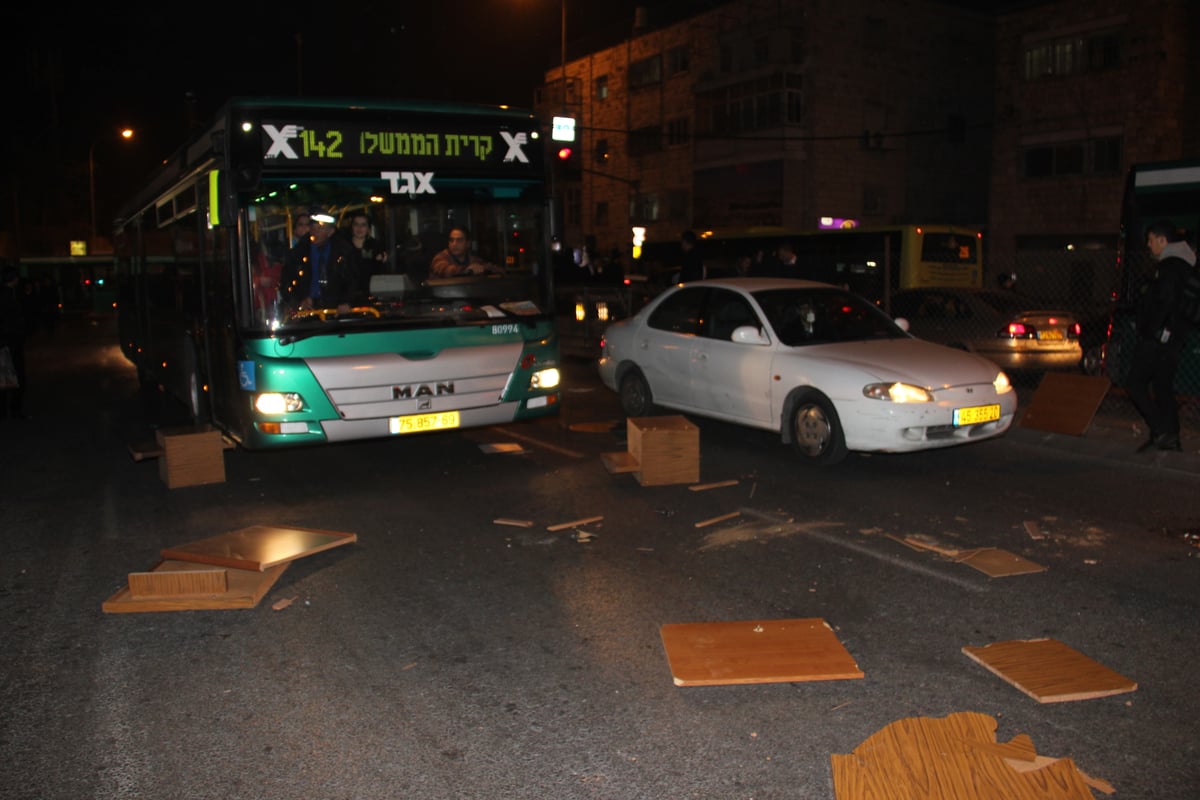 המצור על ציון הגר"ע יוסף: כך נבלמו המתפללים  • צפו