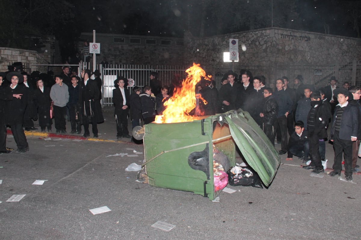 המצור על ציון הגר"ע יוסף: כך נבלמו המתפללים  • צפו