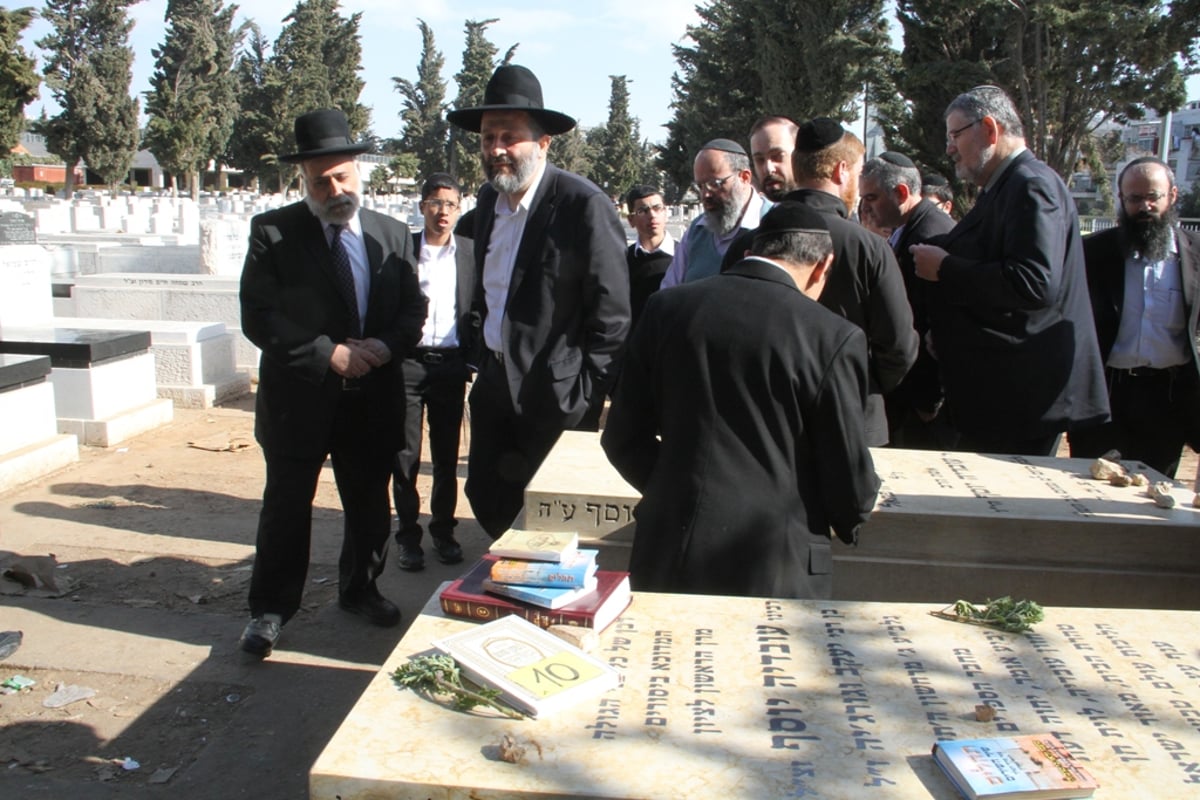 נכנעו למחאה: ציון הגר"ע יישאר פתוח בשעות הערב