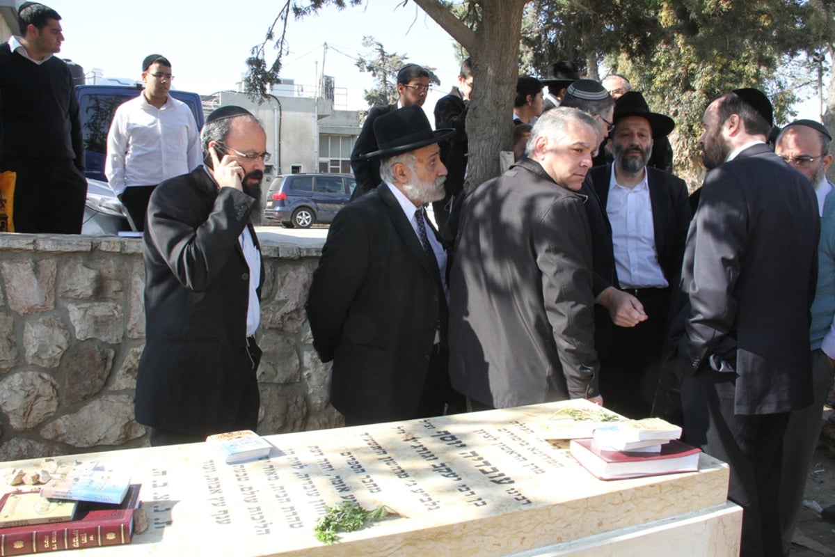 נכנעו למחאה: ציון הגר"ע יישאר פתוח בשעות הערב