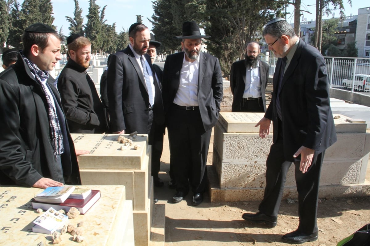 נכנעו למחאה: ציון הגר"ע יישאר פתוח בשעות הערב