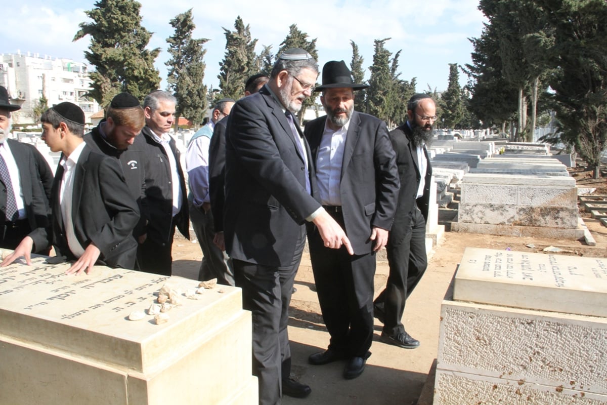 נכנעו למחאה: ציון הגר"ע יישאר פתוח בשעות הערב