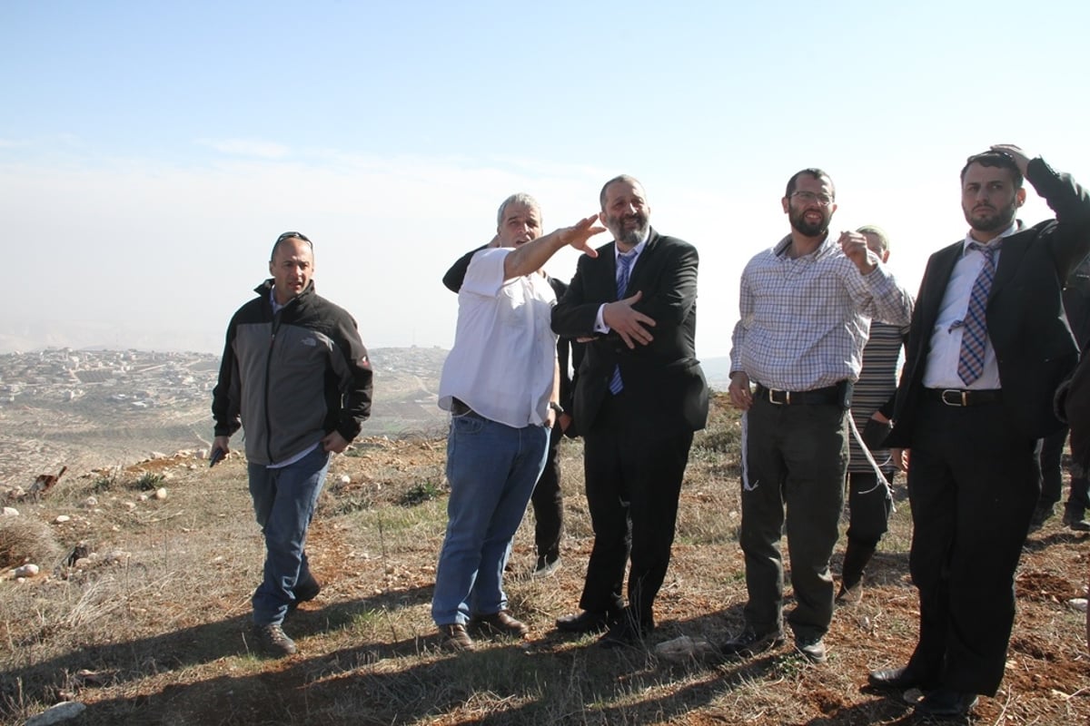 דרעי ביקר אצל המתנחלים בשומרון: "זו הארץ שלנו"