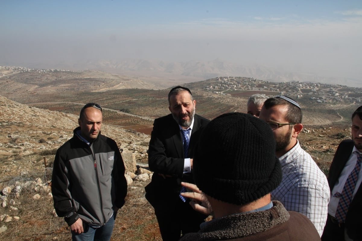 דרעי ביקר אצל המתנחלים בשומרון: "זו הארץ שלנו"