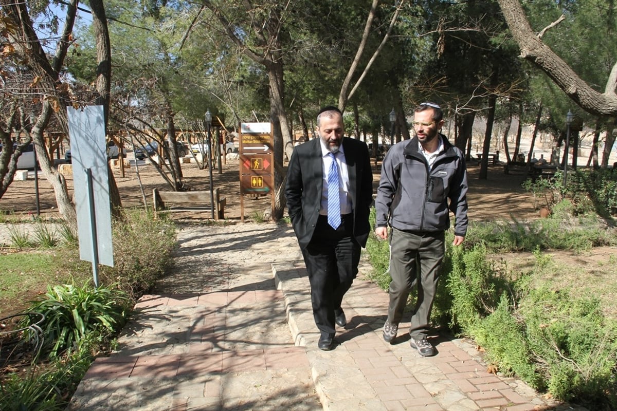 דרעי ביקר אצל המתנחלים בשומרון: "זו הארץ שלנו"