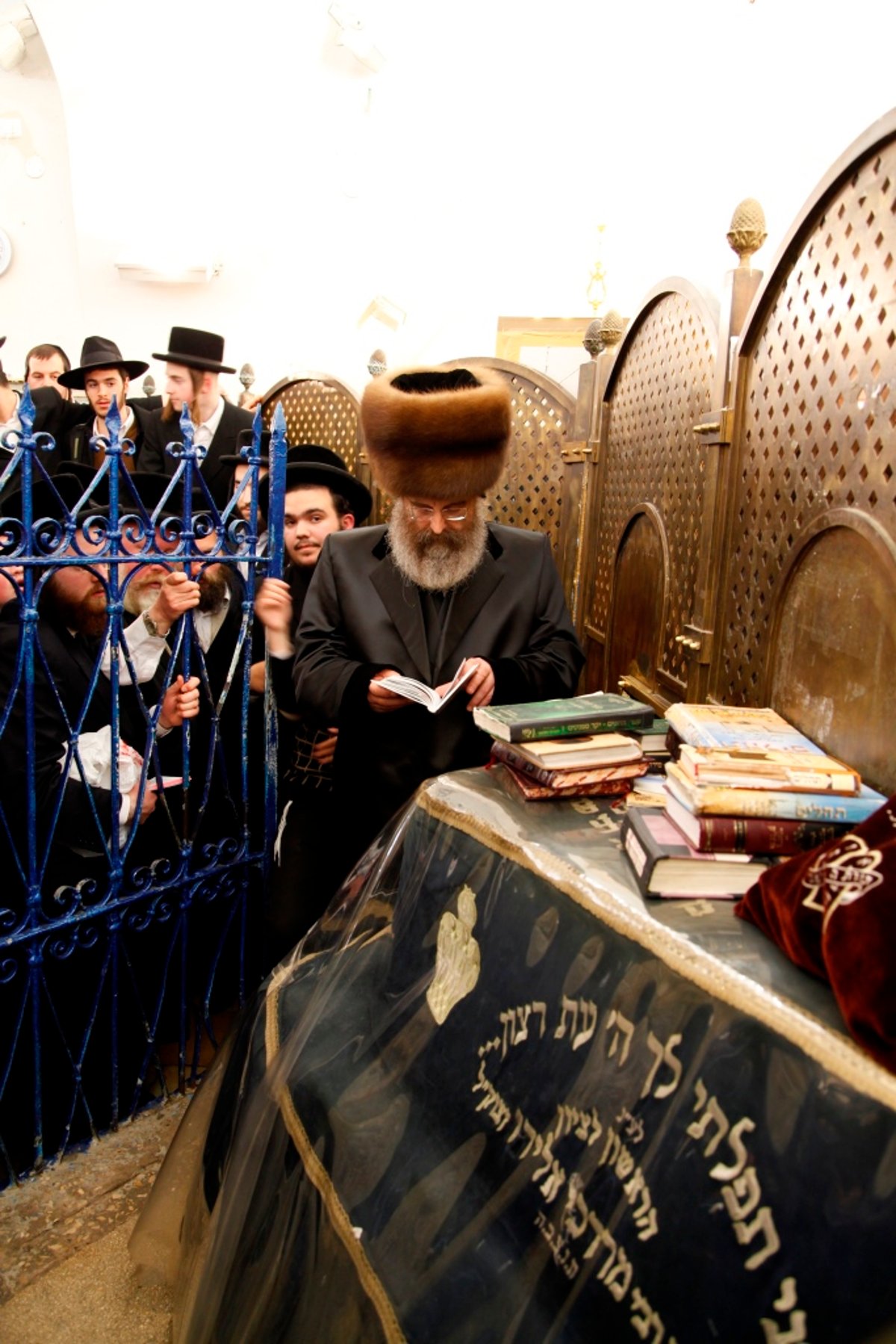 גלריה: הרבי מסאדיגורא ב"חלאקה" לנכדו במירון