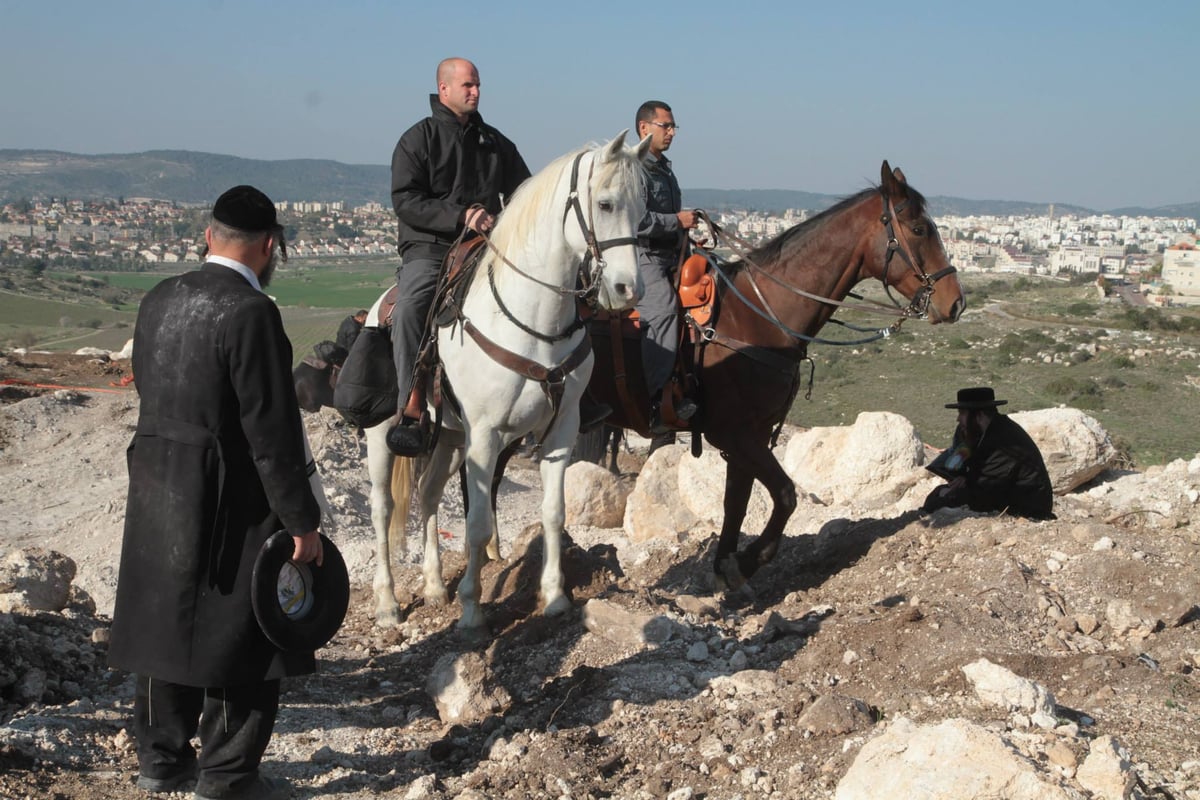 בית שמש: עשרות מחו על חילול קברים לטענתם במתחם גולובנציץ