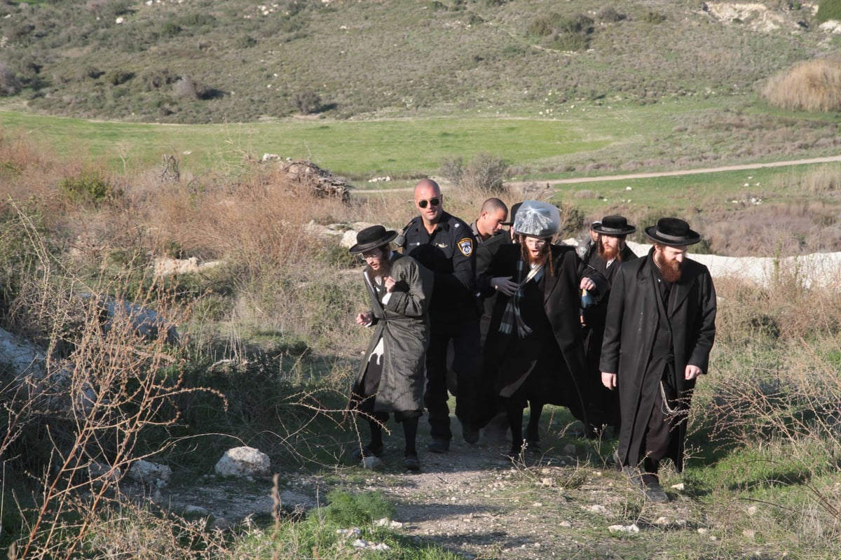 בית שמש: עשרות מחו על חילול קברים לטענתם במתחם גולובנציץ